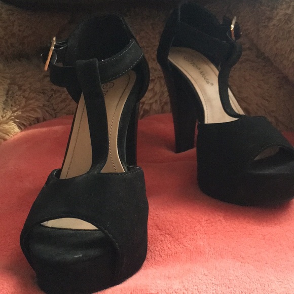 High heels used 4 times☺️ (Black)-(Gold). - Picture 2 of 4